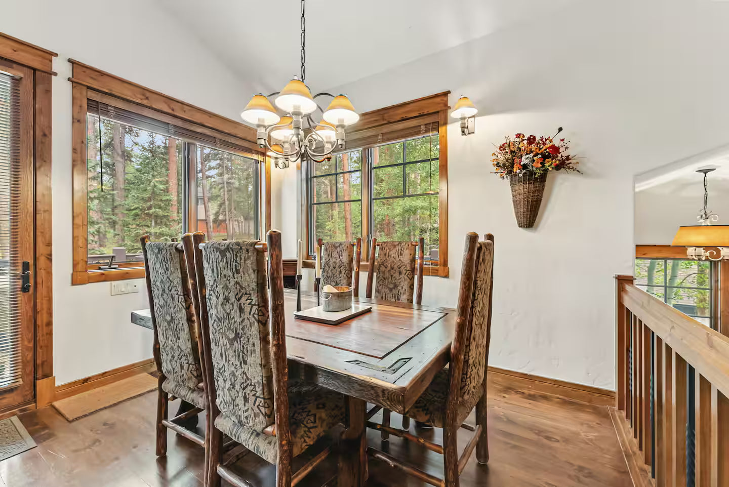 Non-toxic Breckenridge vacation home dining space